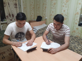 Худайбердиев Бабамырат и Розыев Аман, студенты физико-математического факультета.jpg