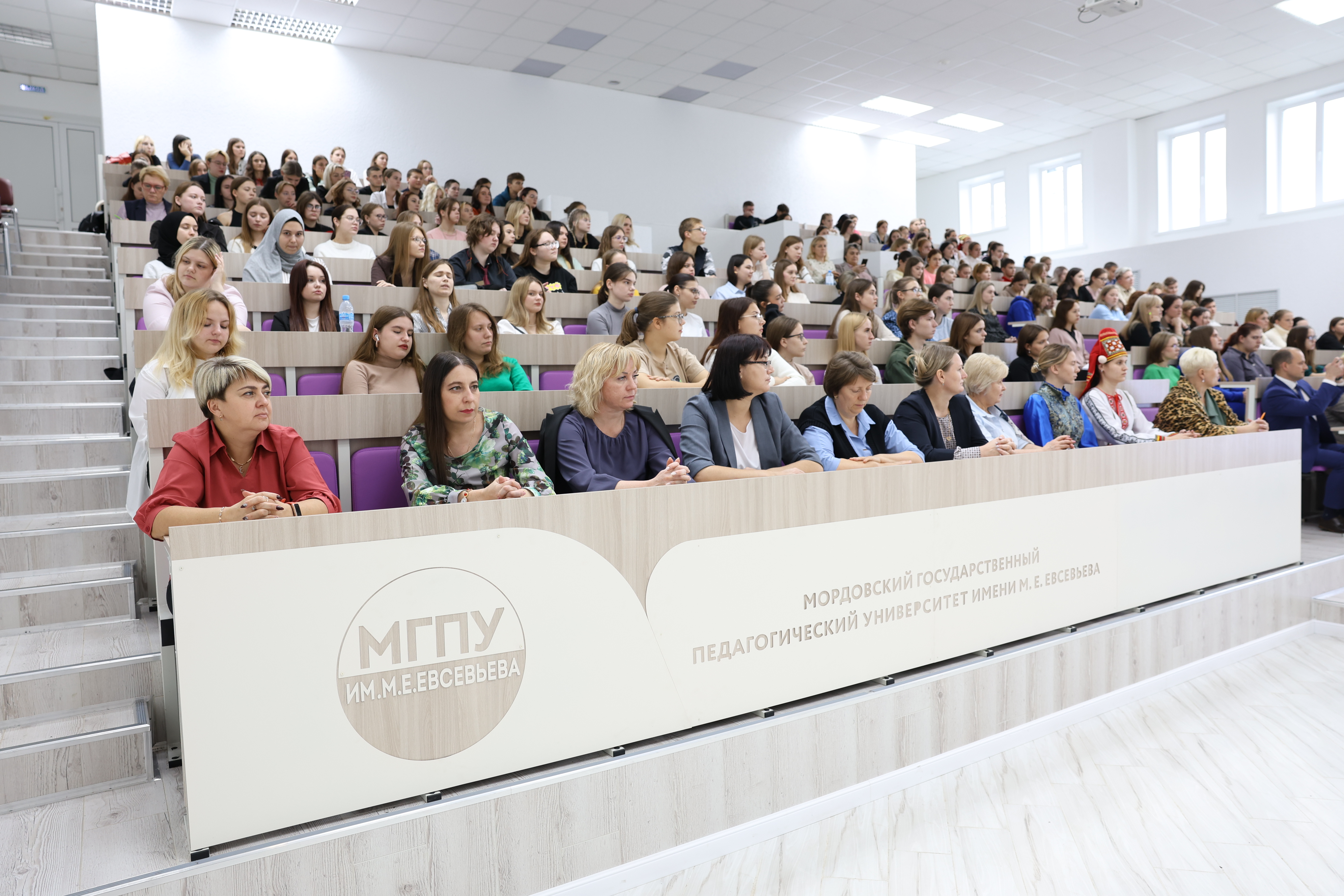 Научная конференция ломоносов. Международная конференция. Конференция семинар. Флаер для конференция университета. Международное совещание.