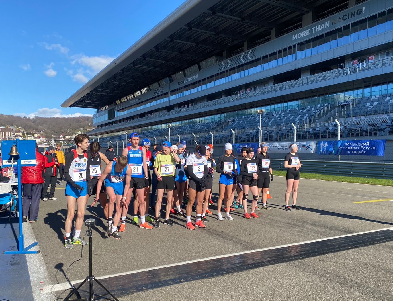 интенсивная ходьба. осознанная ходьба плюсы. гоночная трасса. соревнования по спортивной ходьбе. прогулка с палками для скандинавской ходьбы.